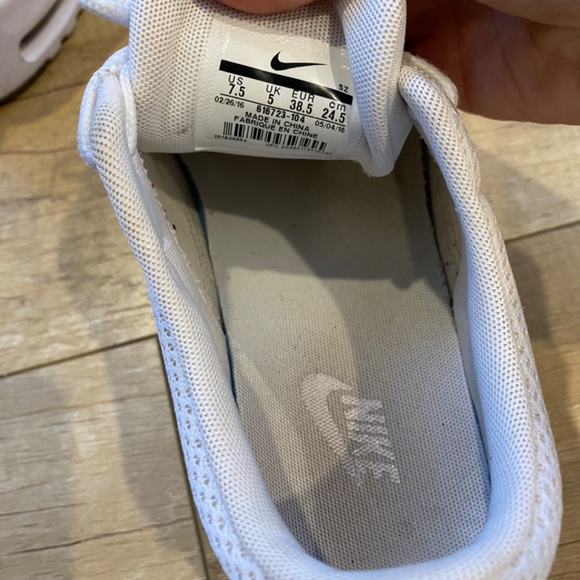 Women’s Nike running shoe - Picture 4 of 4